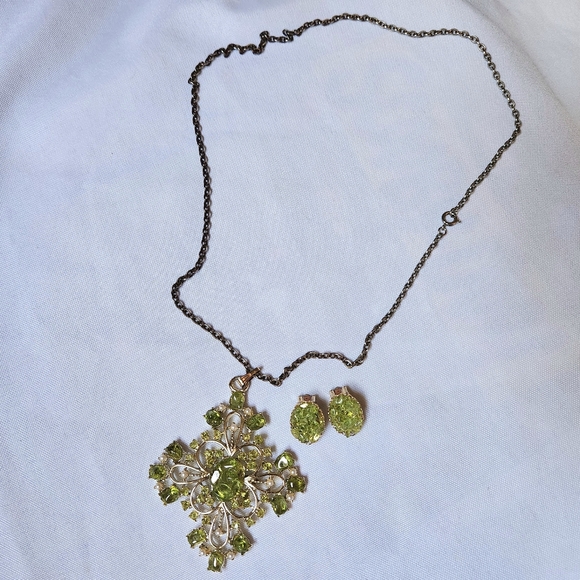 DODDS Vintage Goldtone Green Glass Faux Pearl Pendant Necklace & Clip Earrings - Picture 2 of 7